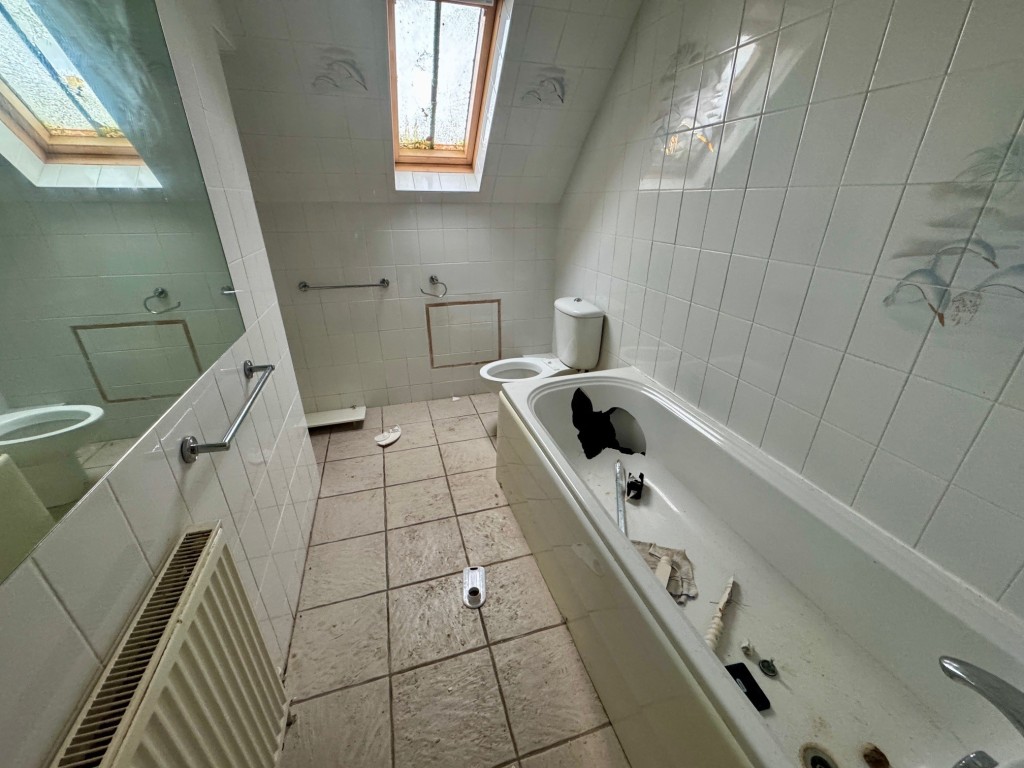 Lot: 72 - FORMER DANCE STUDIO AND TWO-BEDROOM FLAT - First floor bathroom